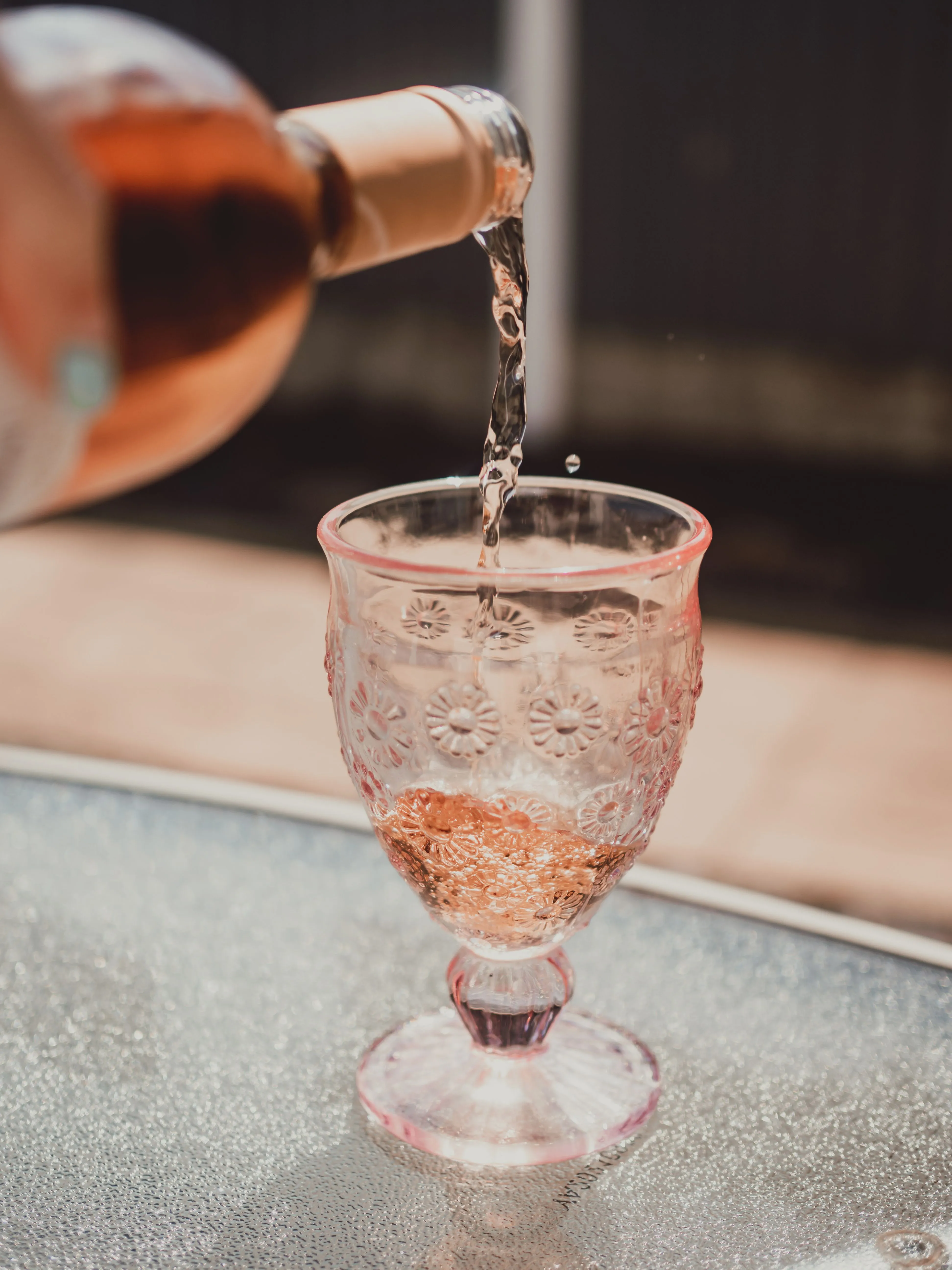 Verre de rosé Provence à côté d'un couscous garni