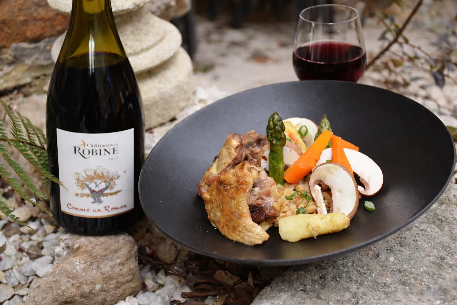 Verre de Bourgogne rouge à côté d'une pintade rôtie