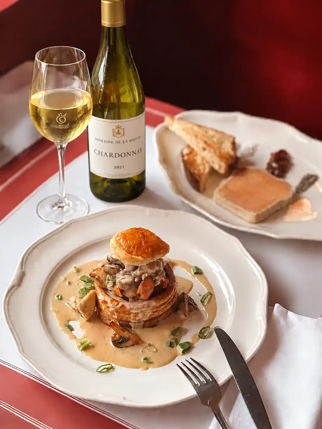 Bouteille de Bourgogne blanc avec un vol-au-vent