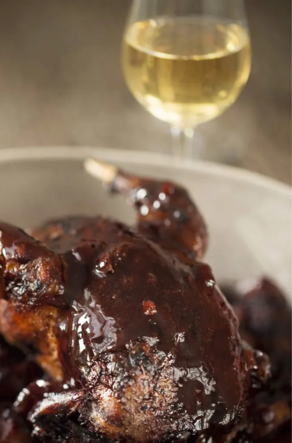 Verre de Chardonnay avec pintade aux champignons