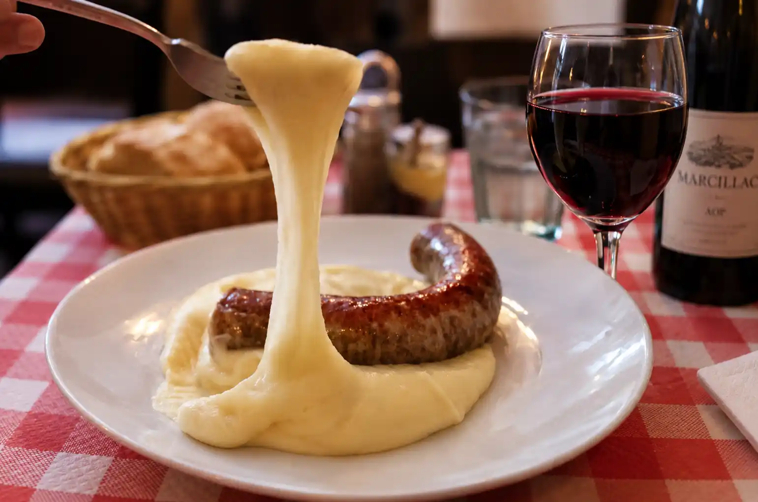 Un verre de Marcillac rouge avec un aligot saucisse
