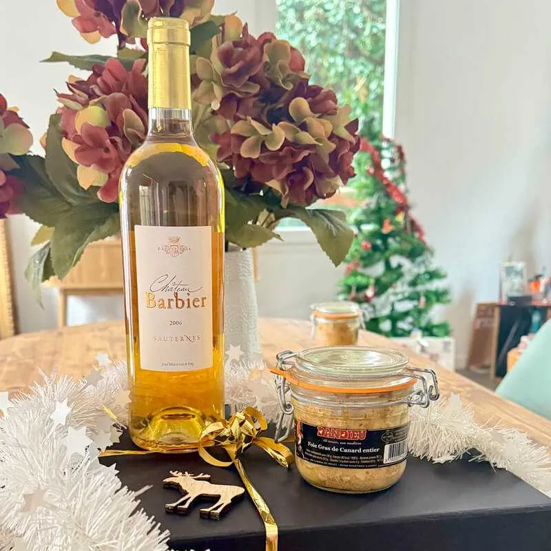 Verre de Sauternes doré à côté d'un foie gras poêlé