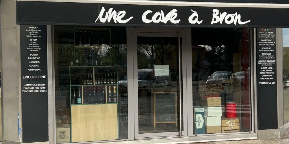 Une Cave à Bron, Bron