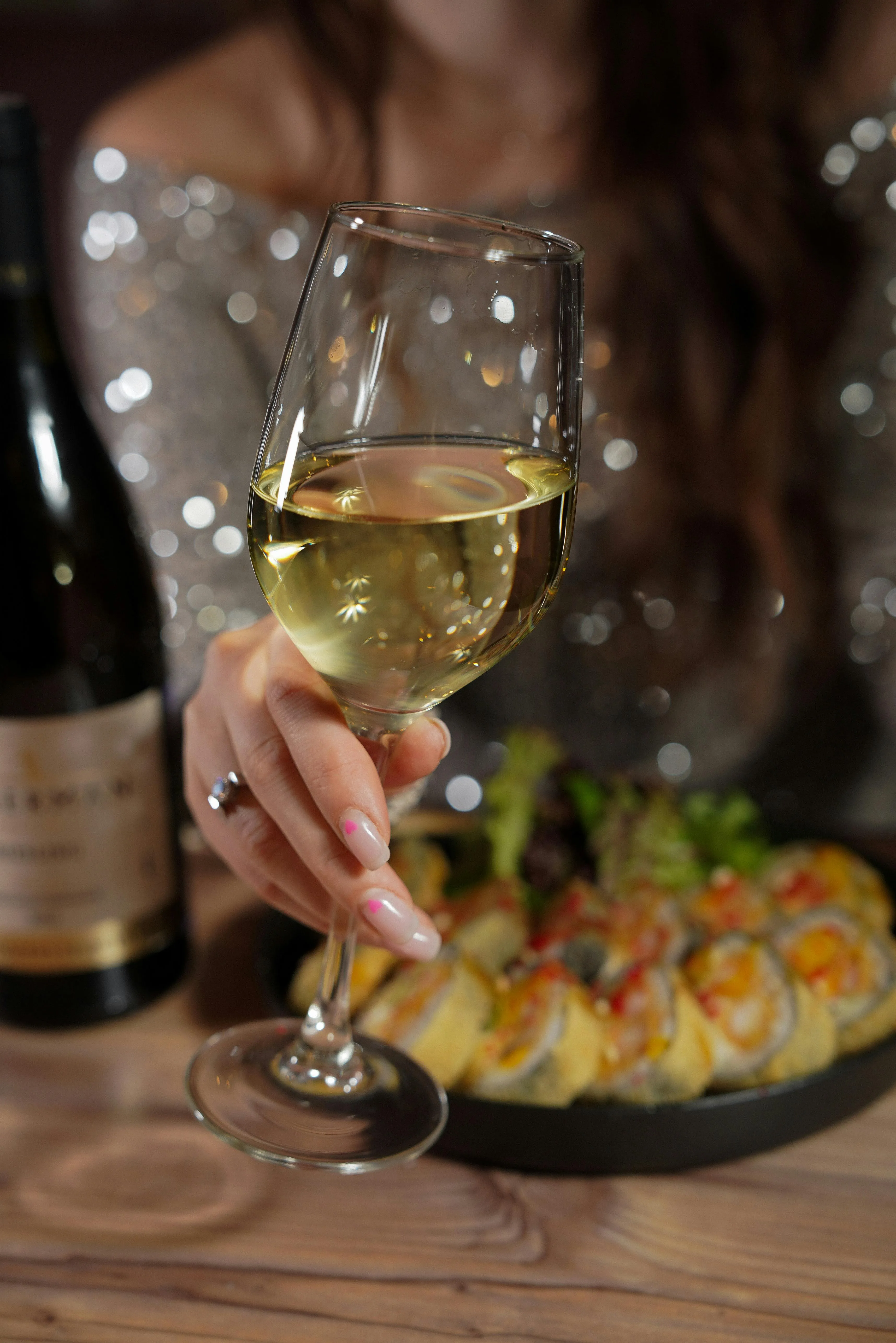 Verre de Pinot Gris d'Alsace avec des nems
